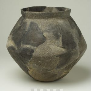 0040. Olla de cerámica con decoración incisa. Cabezo de Monleón (Caspe, Zaragoza). 950-700 a.C. Inv. 01606