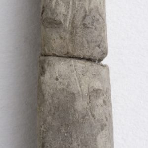 0080. Figura femenina muy esquemática en terracota. Cabezo Morrudo (Fuentes de Ebro, Zaragoza). Entre 650-500 a.C. Inv. 54274