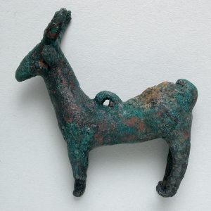 0090. Figurilla de ciervo, cobre aleado. Cabezo Morrudo (Fuentes de Ebro, Zaragoza). Entre 650-500 a.C. Inv. 54273