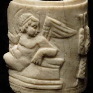 0450. Pyxis de hueso con representación de Eros. Bilbilis (Calatayud). Siglo I d.C. Inv. 51200
