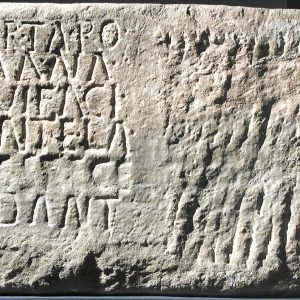 0470. Inscripción alusiva a la Porta Romana de Caesar Augusta, s. I d.C