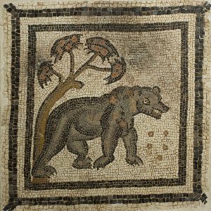 Mosaico polícromo con representación de un oso. Piedra caliza. 360-375. Villa Fortunatus, Fraga (Huesca). Inv.