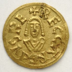 0680. Tremissis de Cesaracosta (Zaragoza), anverso, acuñado por Recaredo (586-601). Inv.54252