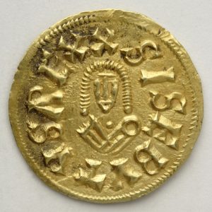 0690. Tremissis de Cesaracosta (Zaragoza), anverso, acuñado por Sisebuto (612-621). Inv. 54254