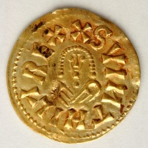 0700. Tremissis de Cesaracosta (Zaragoza), anverso, acuñado por Suintila (621-631). Inv. 54257