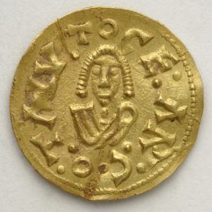 0710. Tremissis de Cesaracosta (Zaragoza), reverso, acuñado por Recaredo (586-601). Inv. 54252
