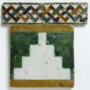1020. Azulejo de cerámica aragonesa, imita a la valenciana con gusto morisco. Incios del s. XVI