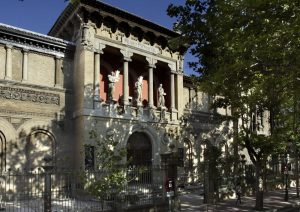 Fachada principal del Museo con la galería alegórica de Carlos Palao.
