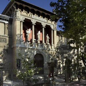 Fachada principal del Museo con la galería alegórica de Carlos Palao.