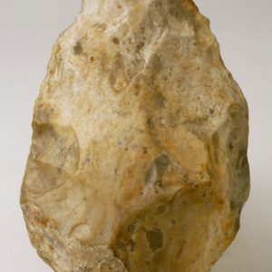 Bifaz. Sílex. Paleolítico inferior 100.000 a.E. Cauvaca (Caspe, Zaragoza). Inv. 51124.