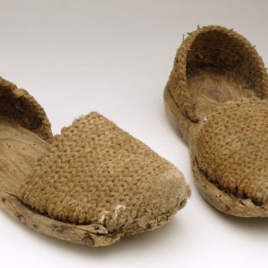 Zuecos abarqueros. Madera y esparto. Siglos XIX-XX. Aragón. Inv. 28970.