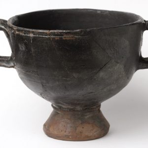 Scyphos (vaso con dos asas). Cerámica de barniz negro. 170-153 a. E. Segeda, (Mara, Zaragoza). Inv. 54265.