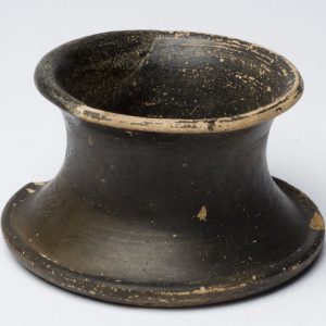 Recipiente. Cerámica de barniz negro. Siglo I a.E. Cabezo de Alcalá (Azaila, Teruel). Inv. 02050.