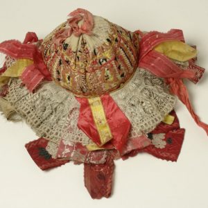 Gorro infantil de cristianar. Seda brocada, algodón y lino. Siglo XIX. Ansó (Huesca). Inv. 35680.