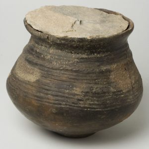 Urna funeraria con tapa. Cerámica y piedra. Edad del Bronce. 950 a.E. Los Castellets (Mequinenza, Zaragoza). Inv. 27782.