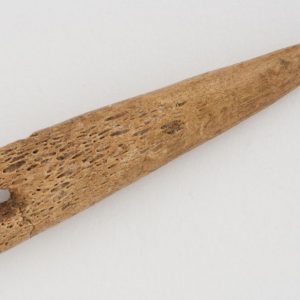 Azagaya perforada. Hueso. Paleolítico superior. 16.500 a.E. Cueva del Gato 2 (Épila, Zaragoza). Inv. 48007.