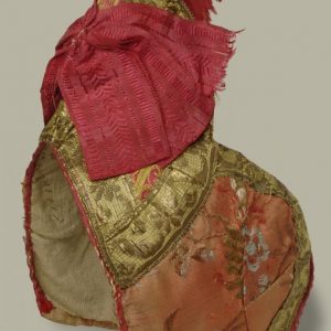 Gorro infantil de periquillo. Seda brocada, algodón y lino. Siglo XIX. Ansó (Huesca). Inv. 35814.