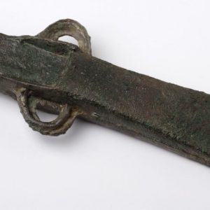 Hacha de talón y anillas. Bronce. Primera Edad del Hierro. 650 a.E. El Morredón (Fréscano,Zaragoza). Inv. 54272.