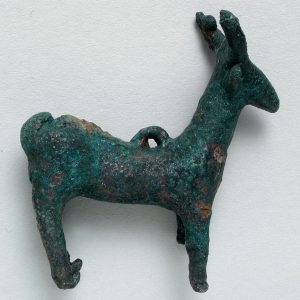 Colgante en forma de ciervo. Bronce. Primera Edad del Hierro 550 a.E. Cabezo Morrudo (Fuentes de Ebro, Zaragoza).Inv. 54273.
