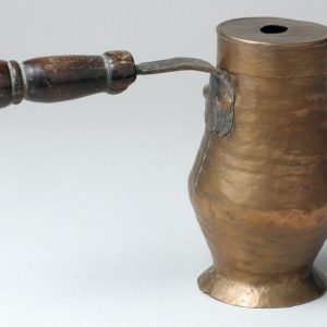 Chocolatera. Metal y madera. Siglos XIX-XX. Ansó (Huesca). Inv. 36168.