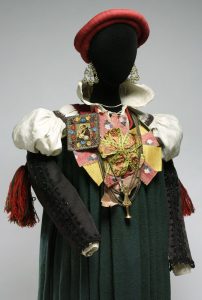 Traje femenino de Ansó. Lana, lino, seda y metal. 1865. Ansó (Huesca). Detalle. Inv. 54229.