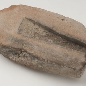 Molde de fundición para hacha. Piedra. Edad del Bronce. 1850-1000 a.E. Cabezo Chinchón (La Almunia de Dª Godina, Zaragoza). Inv. 27791.