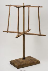 Devanadera. Madera. Siglo XIX. Ansó (Huesca). Inv. 36246.