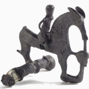 Fíbula. Bronce y hierro. Cultura celtibérica. 200-100. a.E. Los Castellares (Herrera de los Navarros, Zaragoza). Inv. 50061.