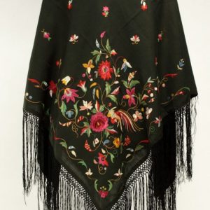 Mantón de merino. Lana bordada con seda. Siglos XIX-XX. Sancecorbo (Guadalajara). Inv. 52803.