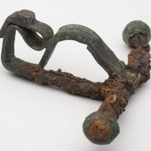 Fibula. Bronce y hierro. Cultura celtibérica. 250-100 a.E. La Umbría (Daroca, Zaragoza). Inv. 47539.