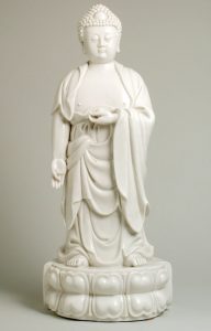 Buda en pie. Porcelana. S. XVII (Quing). China. Inv. 48906