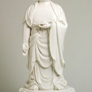 Buda en pie. Porcelana. S. XVII (Quing). China. Inv. 48906