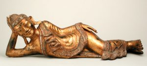 Buda reclinado. Madera dorada. S. XIX. Birmania. Inv. 48987