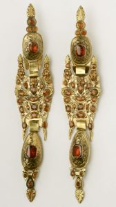 Pendientes de cabujón. Oro y aragonitos. Siglo XIX. Aragón. Inv. 54383