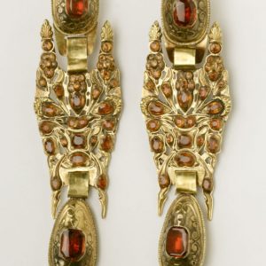 Pendientes de cabujón. Oro y aragonitos. Siglo XIX. Aragón. Inv. 54383