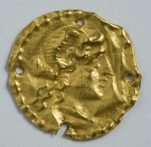 Aplique. Cabeza de Alejandro Magno. Lámina de oro. 14-54. Colonia Celsa (Velilla de Ebro, Zaragoza). Inv. 48710