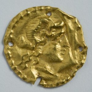 Aplique. Cabeza de Alejandro Magno. Lámina de oro. 14-54. Colonia Celsa (Velilla de Ebro, Zaragoza). Inv. 48710