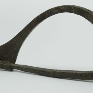 Fíbula de charnela. Bronce. 54-60. Colonia Celsa (Velilla de Ebro, Zaragoza). Inv. 48812
