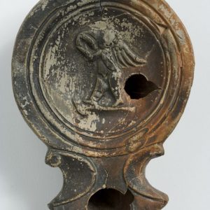 Lucerna de volutas con representación de amorcillo. Cerámica. 41-68. Colonia Celsa (Velilla de Ebro, Zaragoza). Inv. 48719