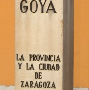 El busto en el patio del museo