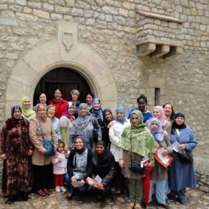Alumnas de un curso de español para inmigrantes (Cruz Roja Española) tras su visita a la sección de Etnología