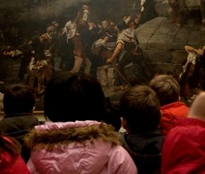 Alumnos de primaria estudiando un cuadro del siglo XIX