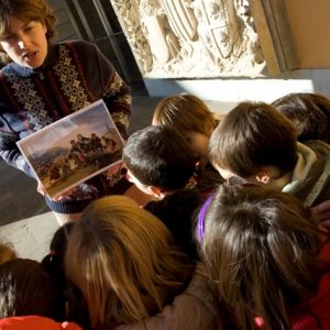 Educadora del museo en plena acción con un grupo de escolares