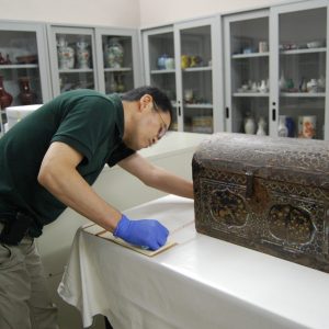Yamashita examina una arqueta del Museo de Zaragoza