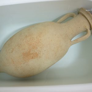 Baño previo de un ánfora para salazones