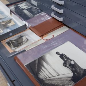 El papel fotográfico en sus fundas de poliéster
