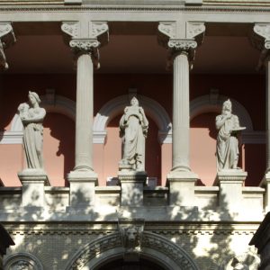 achada del museo con la tres alegorías. (Fot. J. Garrido)