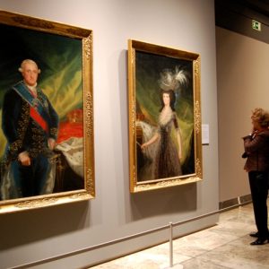 Ante los retratos de Carlos IV y Maria Luisa de Parma (fot. M. Royo)