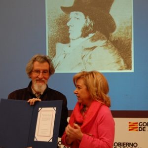 El premiado recibe el galardón de la Consejera de Educación, Universidad, Cultura y Deporte (Fot. M. Royo)