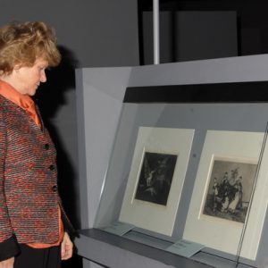 La señora Becerril examina las estampas de Goya (fot. M. Royo)